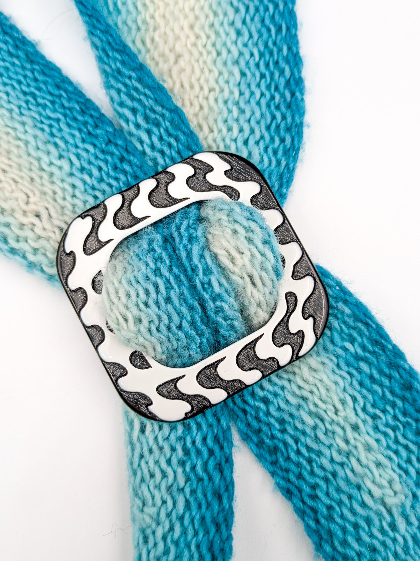 Wiggle Scarf Buckle - Medium